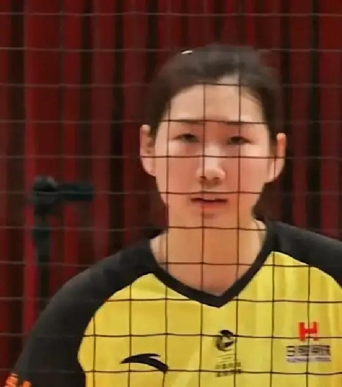别再叫她们“天才少女”了。她们是中国排球工业体系的最新“产品”。2021年