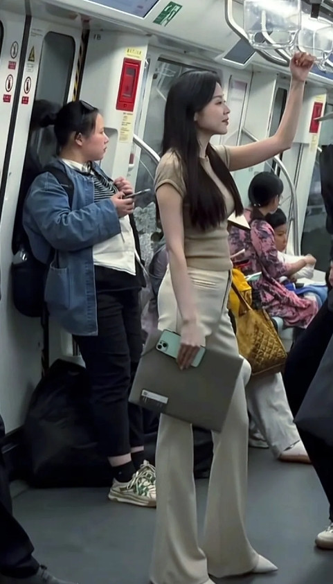 别不信有几分姿色的女人想搞定一个男人那是分分钟得事但她们不会轻易下手因