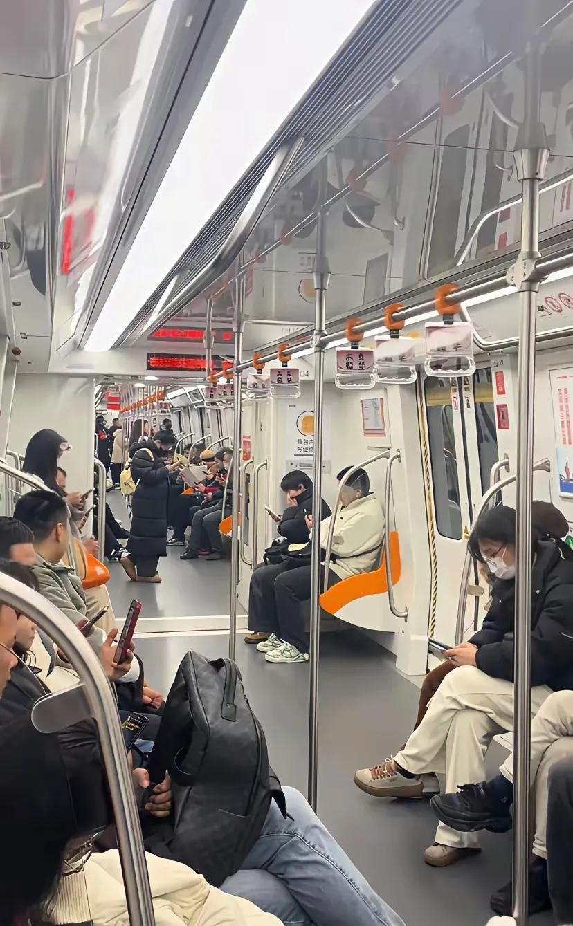 瞅瞅这照片里的人，全在低头看手机，难怪得颈椎病的这么多。现在很多人颈椎曲度变直