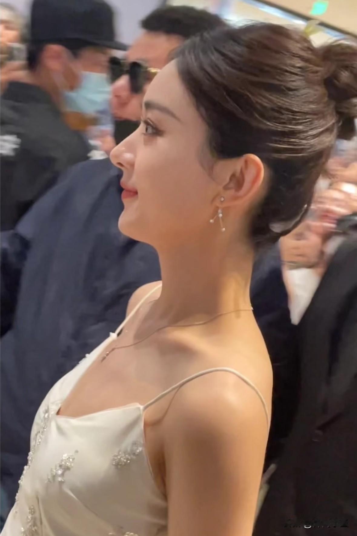 赵丽颖活动生图依旧温婉动人！一身米白色闪钻吊带鱼尾长裙，细碎珠钻点缀裙身，简