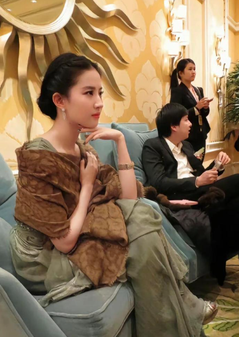 刘亦菲这一组照片太美了！超美超贵气！真的挑不出一点缺点，刘亦菲母女都好漂亮