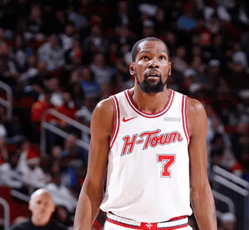 NBA常规赛：火箭主场126-119战胜步行者。本场比赛，火箭球员凯文-杜兰特