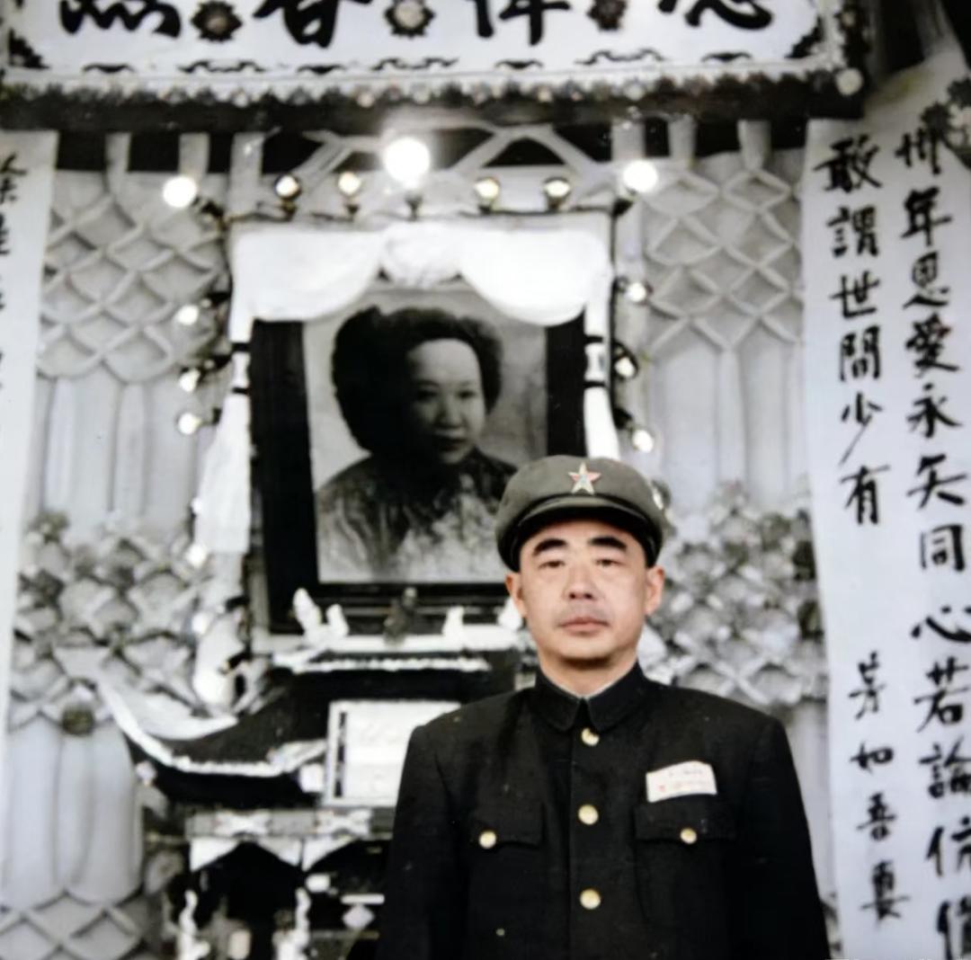 陈明仁将军在亡妻灵堂的留影，这一张照片拍摄于1951年，站着的是陈明仁，灵位供奉