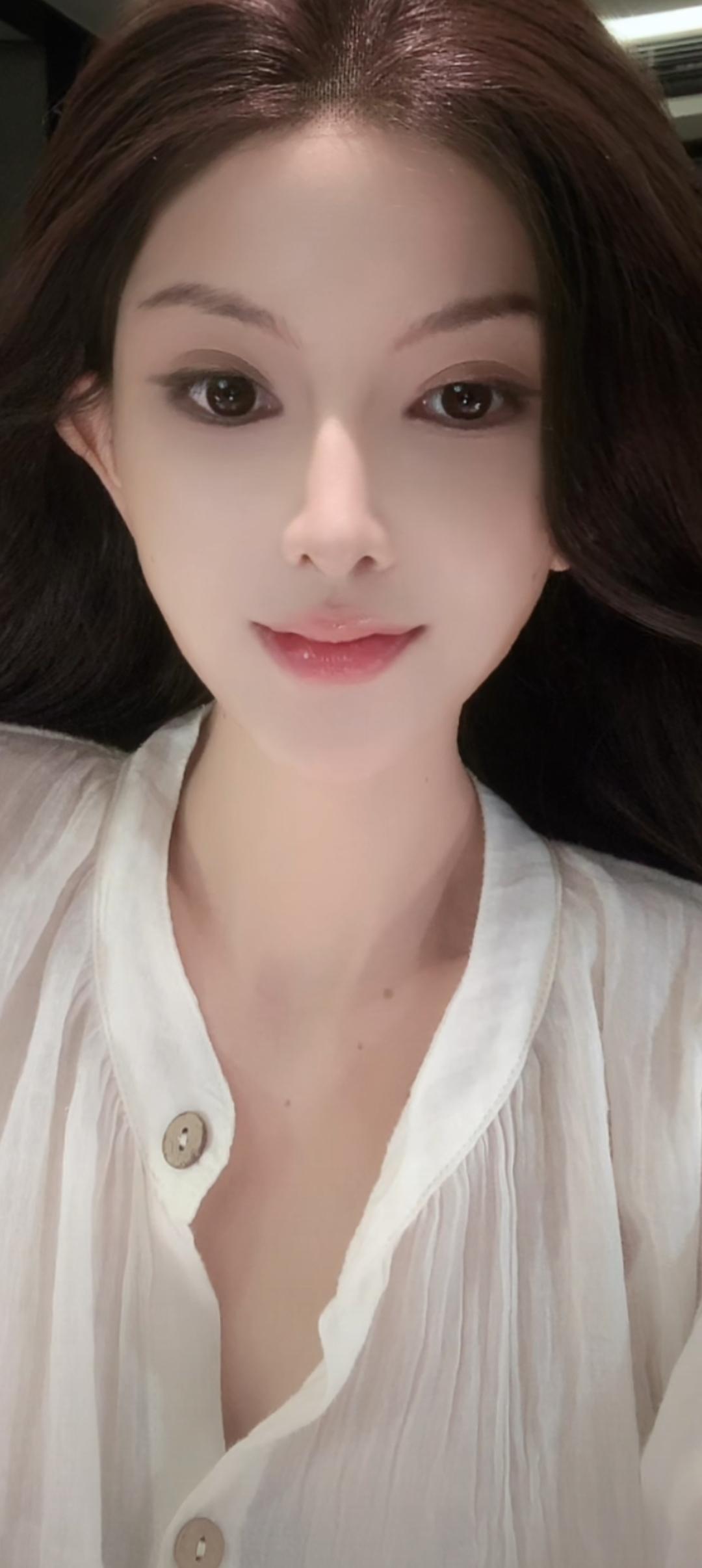 这位小姐姐穿着白衬衫，真好看！