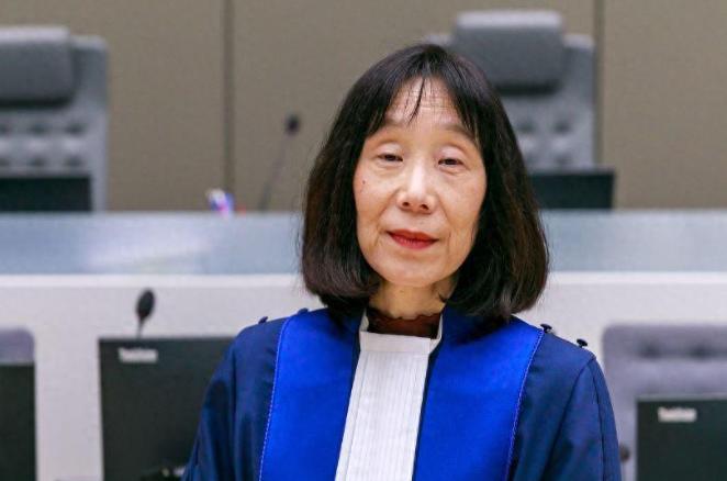 8月18日，一个日本女法官的全部美国资产，被特朗普政府一键冻结。她叫赤根智子，是