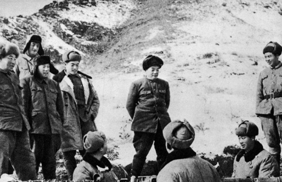 1951年我军一名新兵在擦拭炮管时，发现美军基地有一个小山包，便擅自做主朝对面开