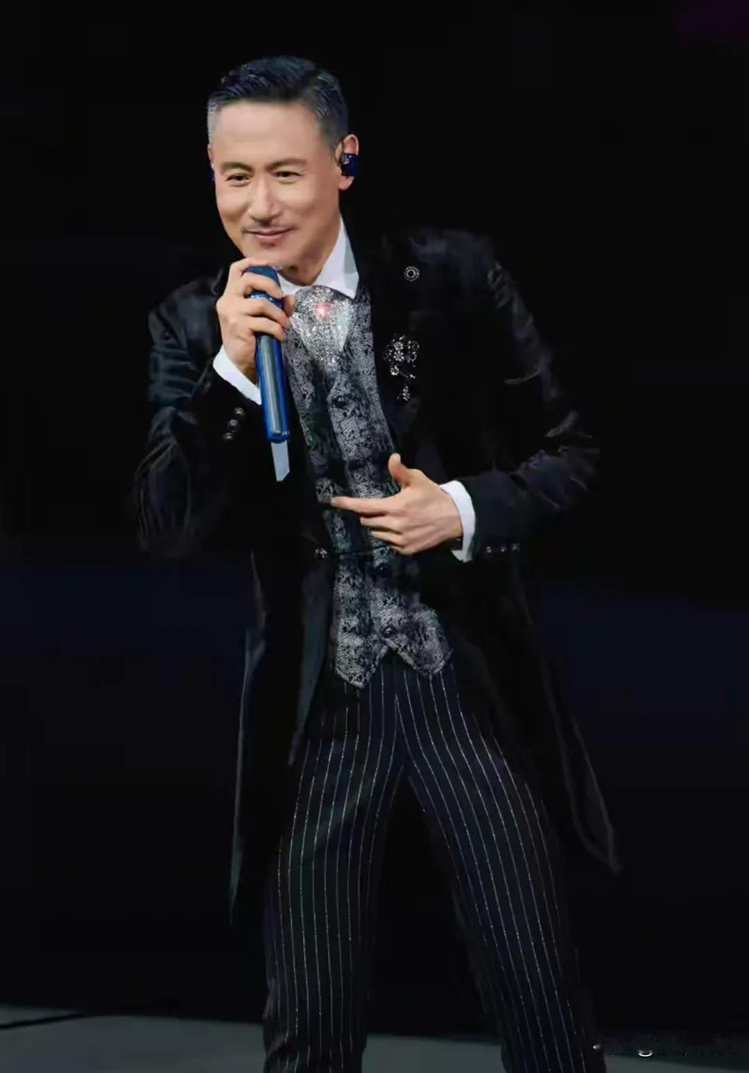 60+张学友刚“失业”又上岗？324场演唱会嗨完，转头就要搞音乐剧！歌神在台上