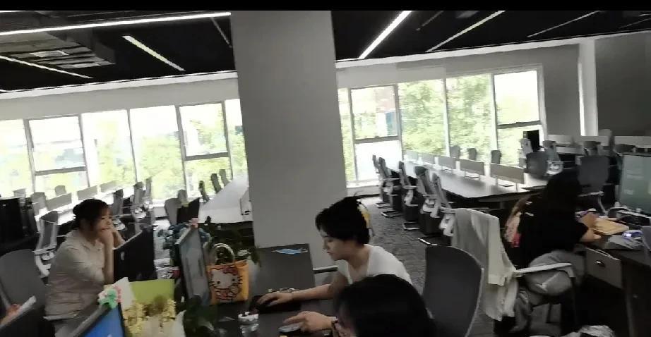 大家发现没有，职场上很多所谓“领导”的毛病，都是下属给惯出来的！中午快下班的时候