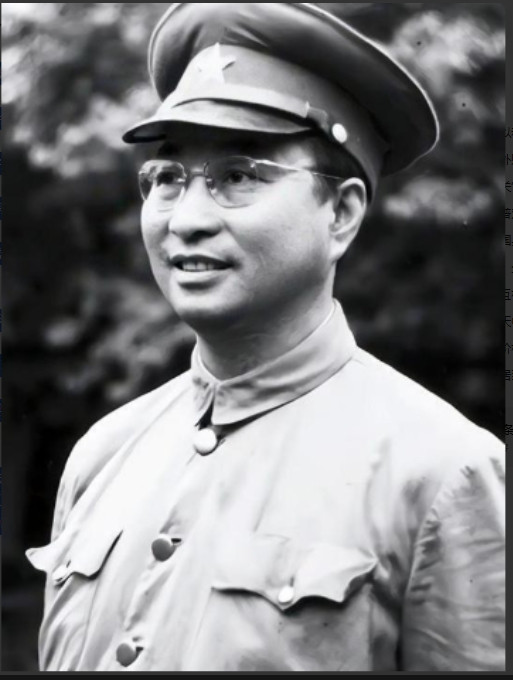1953年，陈赓的车在哈尔滨被一个交警拦下，他直接拉开车门坐到车里，随后对司机说