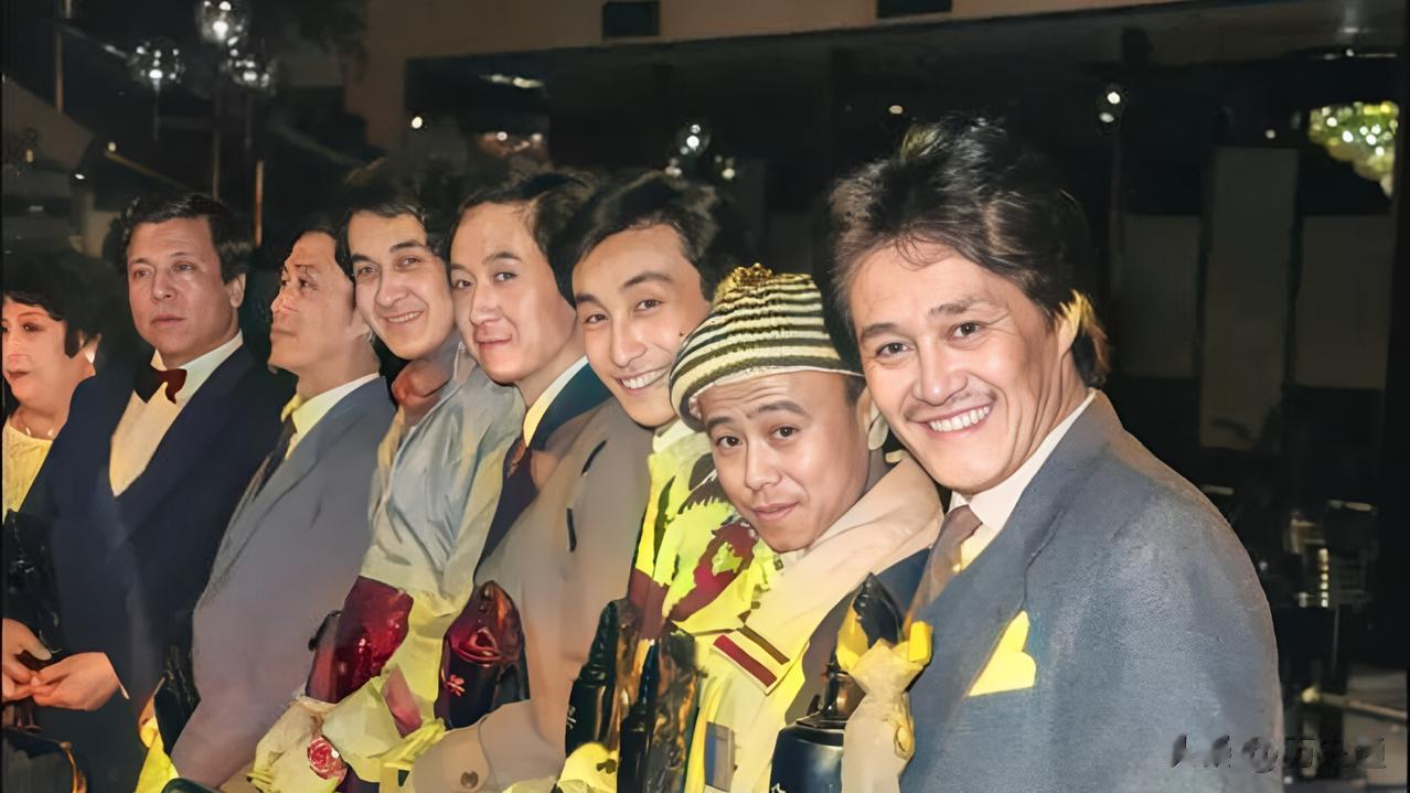 90年代，中国的一群知名笑星在一起合影。当时，他们都还很年轻。最前面的这位身穿西