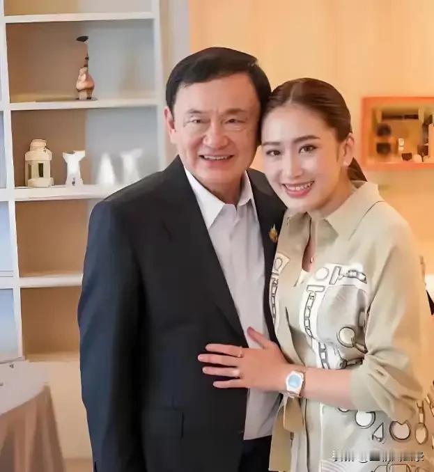 他信家族传来两个好消息最近发生的泰柬边境冲突告一段落，边境趋于稳定状态。泰国