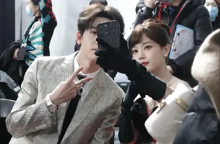 都说大树底下好乘凉，李一桐虽和张凌赫一家公司，但从来不蹭张凌赫流量。而是踏踏实