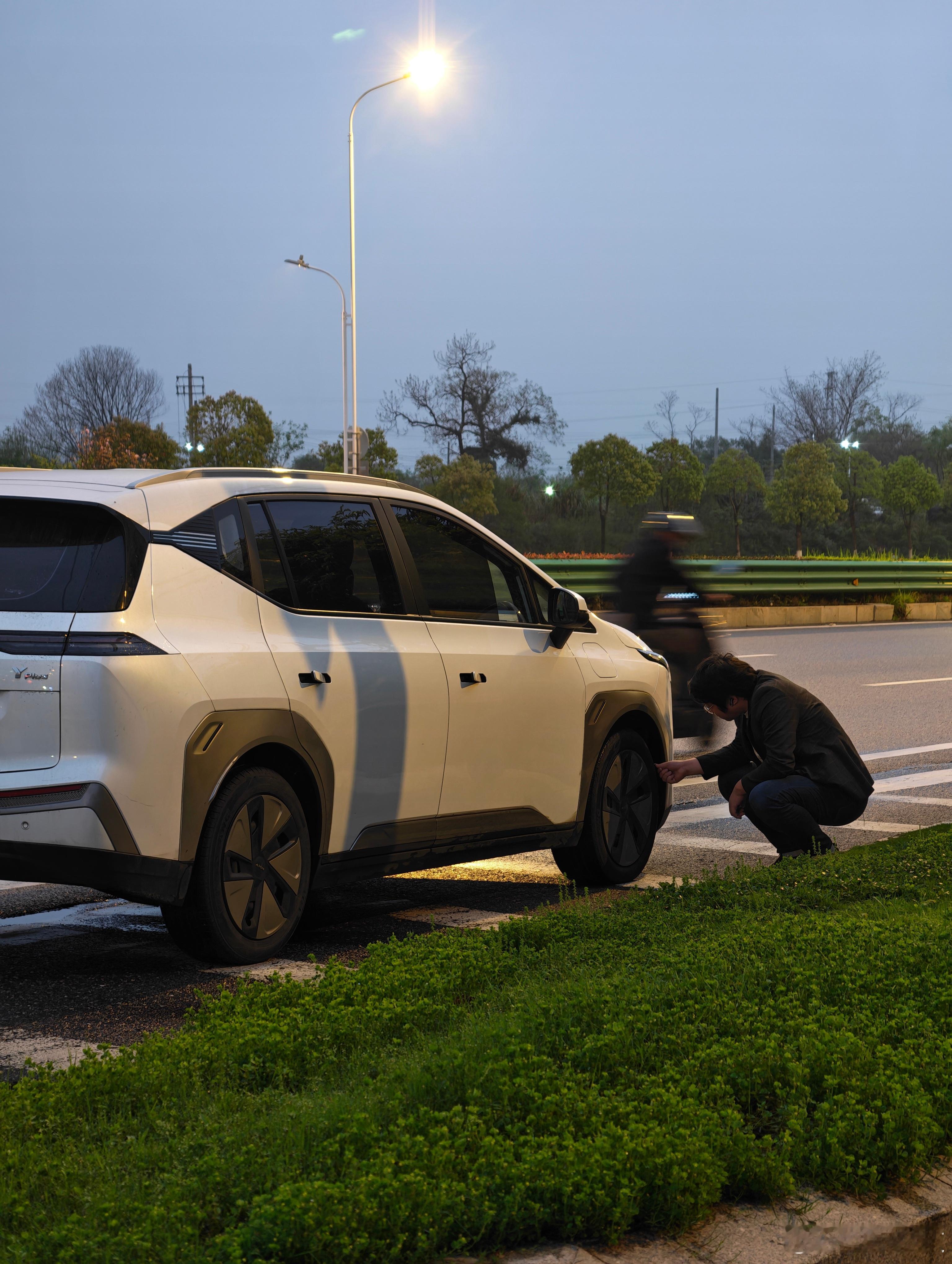 剧本也不敢这么写呀昨晚打好的顺风车，结果起床之前还联系了，后面说同行的去不了，给