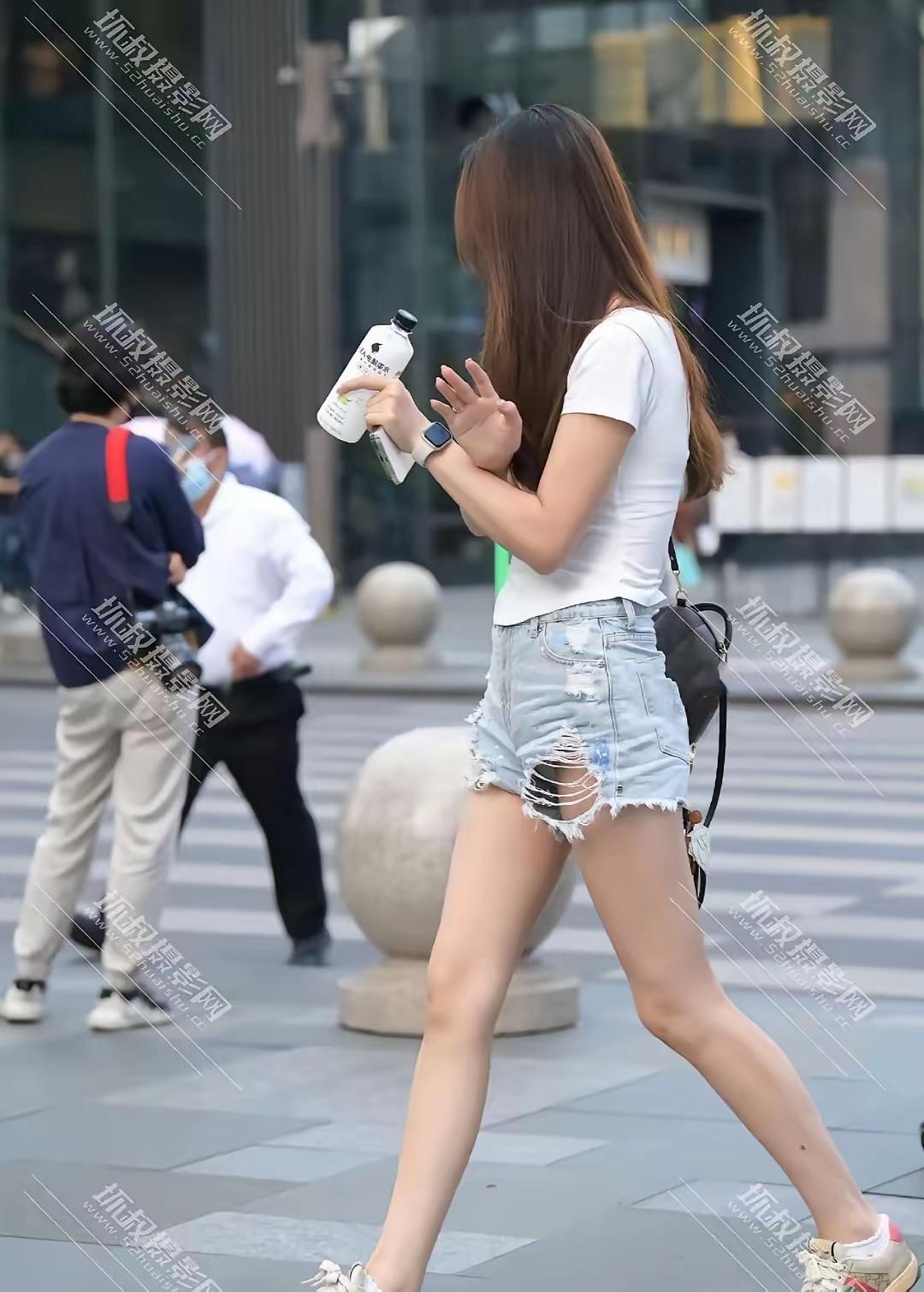 夏日街头，白T配牛仔，随性又自在，步履间都是青春的活力与清爽✨