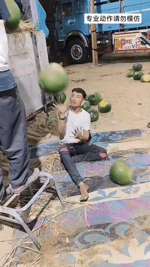 这哥们卸一夏天西瓜，估计能练成铁砂掌[捂脸哭]