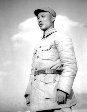 1937年，吕正操麾下一个营被日军包围，他正要率部营救，谁知军长却发来电报：“这