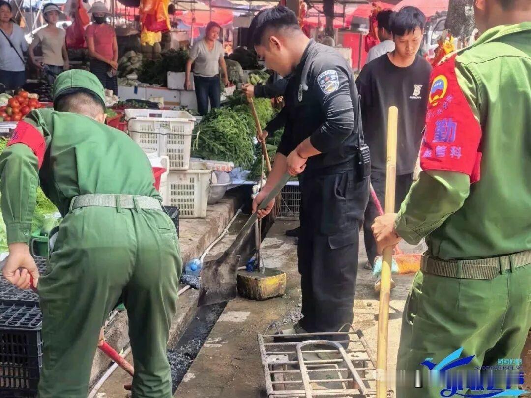 果敢同盟军在整理打扫农贸市场！果敢同盟军的士兵，还是比较勤劳的，在农贸市场负