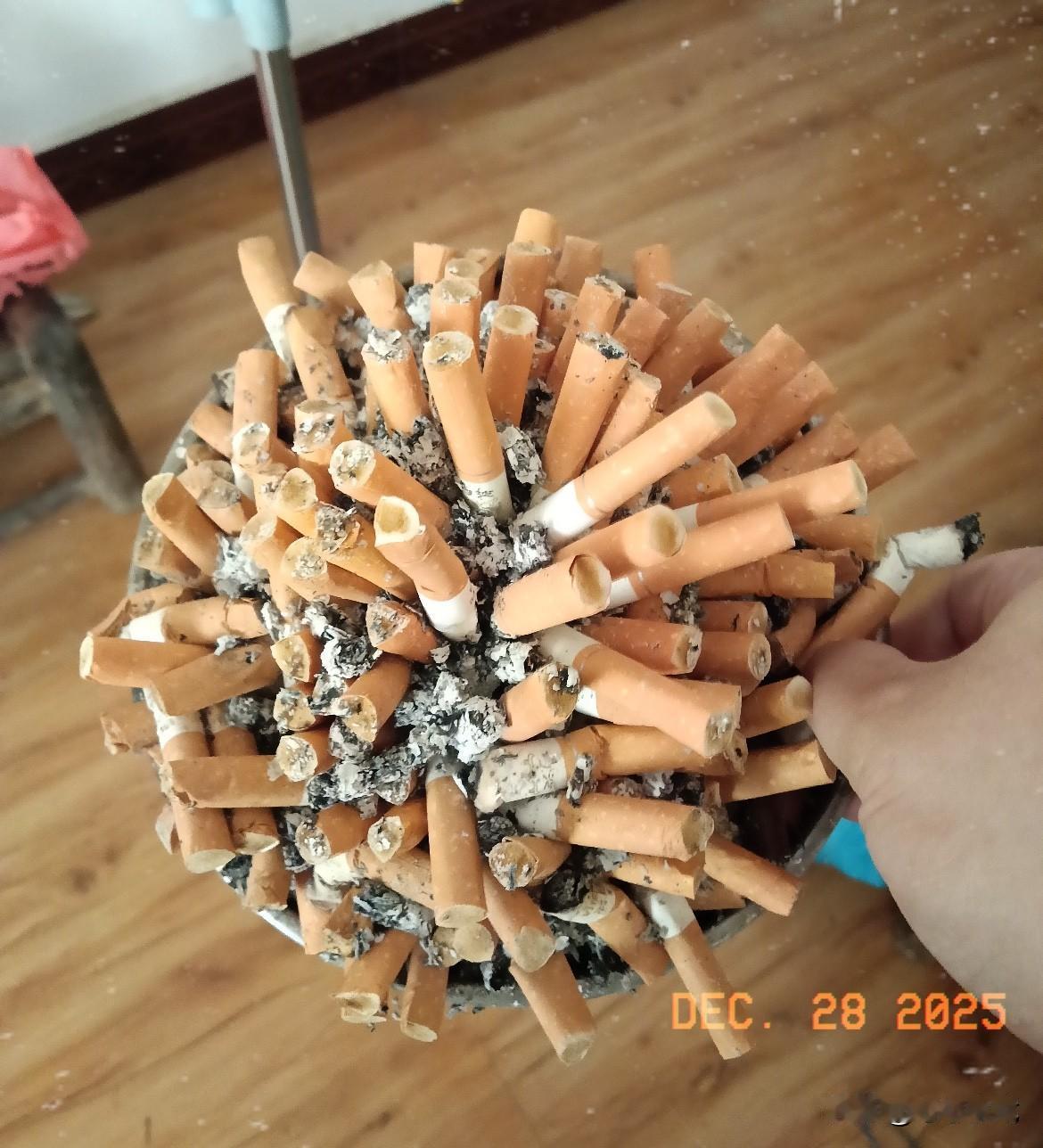 最近老烟民们集体“断崖式戒烟”，背后原因真的戳中痛点！以前一根烟能慢悠悠抽5