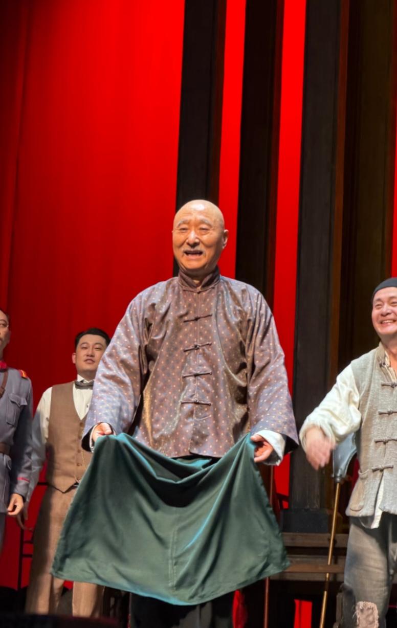 这就是老派艺人的坚守!昨天由陈佩斯主演的话剧《戏台》，为期四天的演出结束后，7