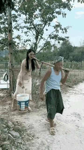 看把爷爷累的！他一边擦汗一边喘息着！孙女拎着水桶莞尔一笑，哈哈，爷爷，你也太有意