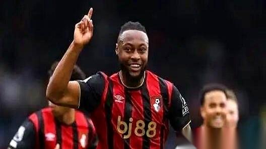 6500万英镑，伯恩茅斯的前锋。我看到这新闻第一反应是，疯了吧？咱们这后防线都