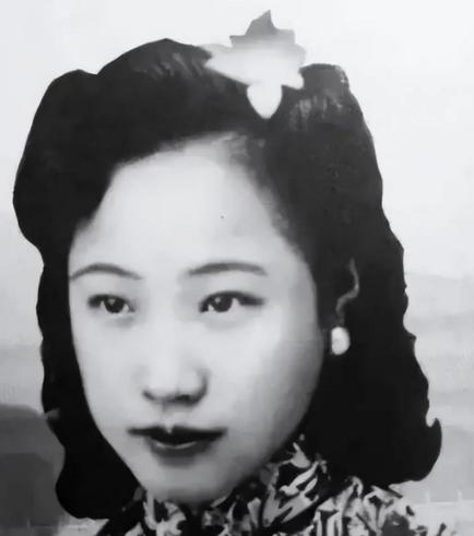 1960年，周总理请溥仪吃饭。吃饭时，溥仪时不时瞄着旁边坐的一位女士。这时，没想