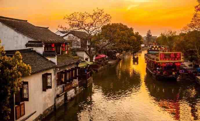 黄昏下的西塘古镇，色彩斑斓如油画。