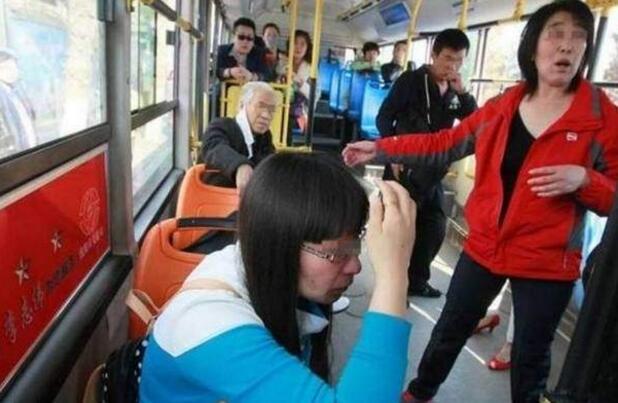 公交车上，我让座给一位老人，却被旁边大妈“截胡”那天早高峰的公交车上，我像沙