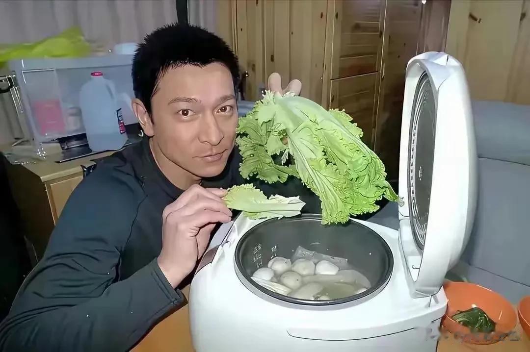 很多人说刘德华赚那么多钱，却吃得这么简单，那赚那么多钱干什么？其实刘德华饮
