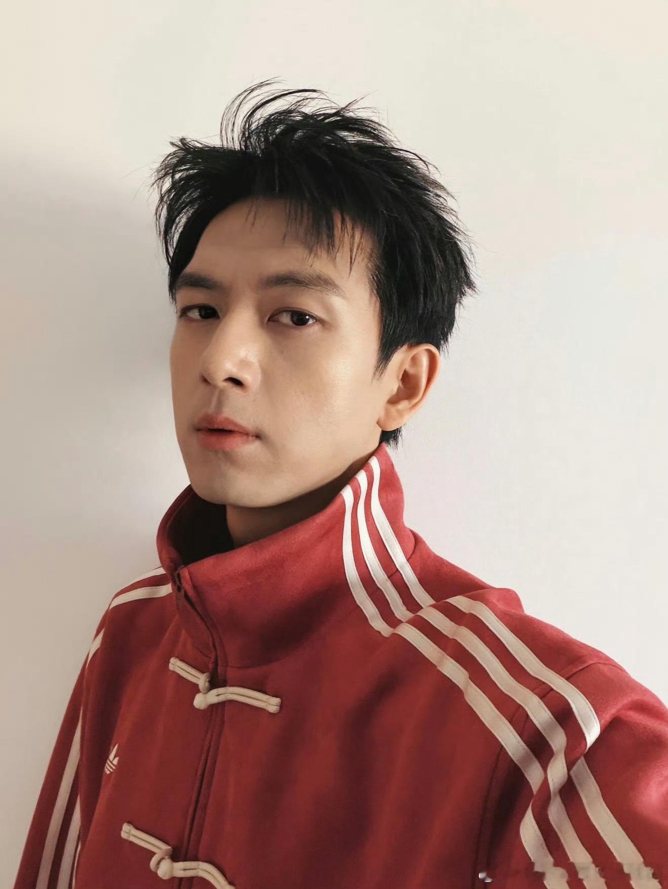 李现和杨紫父母穿同款外套ber这对嘛！！！这是知道我忙半天了给我点🍬吗！！