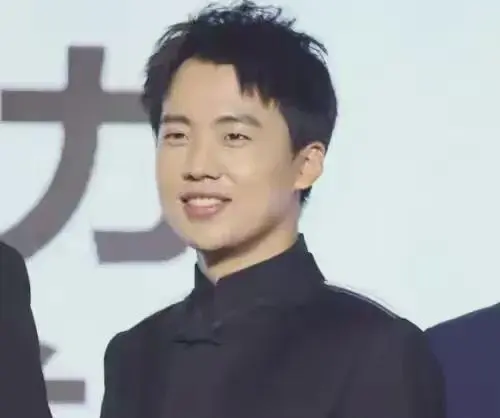 郭麒麟并不孤单，除了郭汾阳这个弟弟，郭德纲王惠还有另一个儿子都知道德云社班主