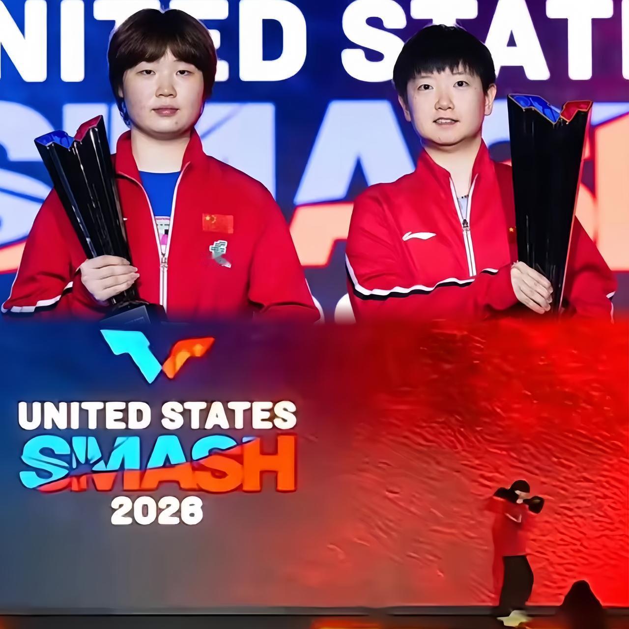 领奖台上的莎莎笑得也太甜了吧，恭喜夺冠🏆！那么大一个奖杯扛在肩上，小小