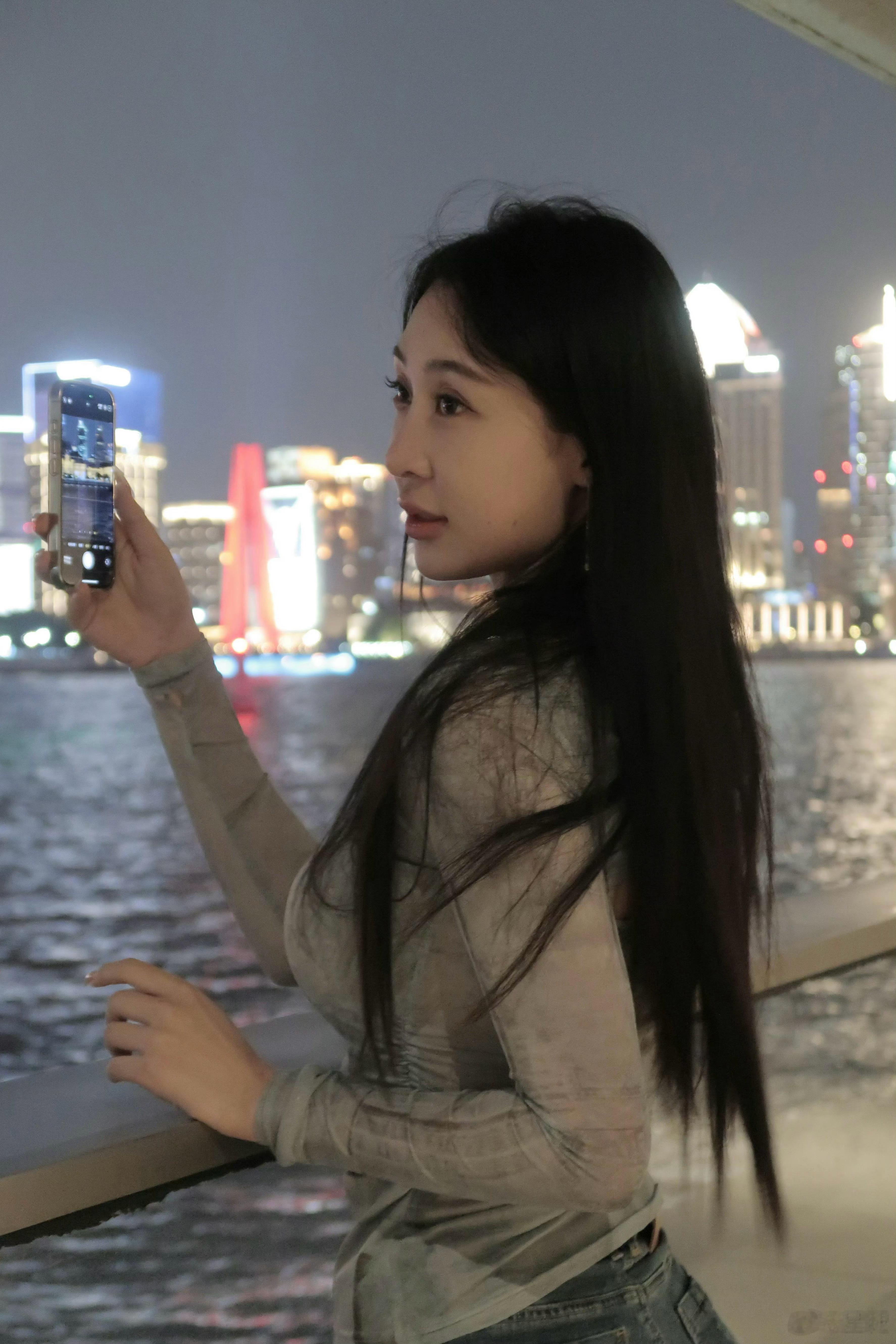击剑秦雪📸外滩夜拍，丝腿好滑呀​​​