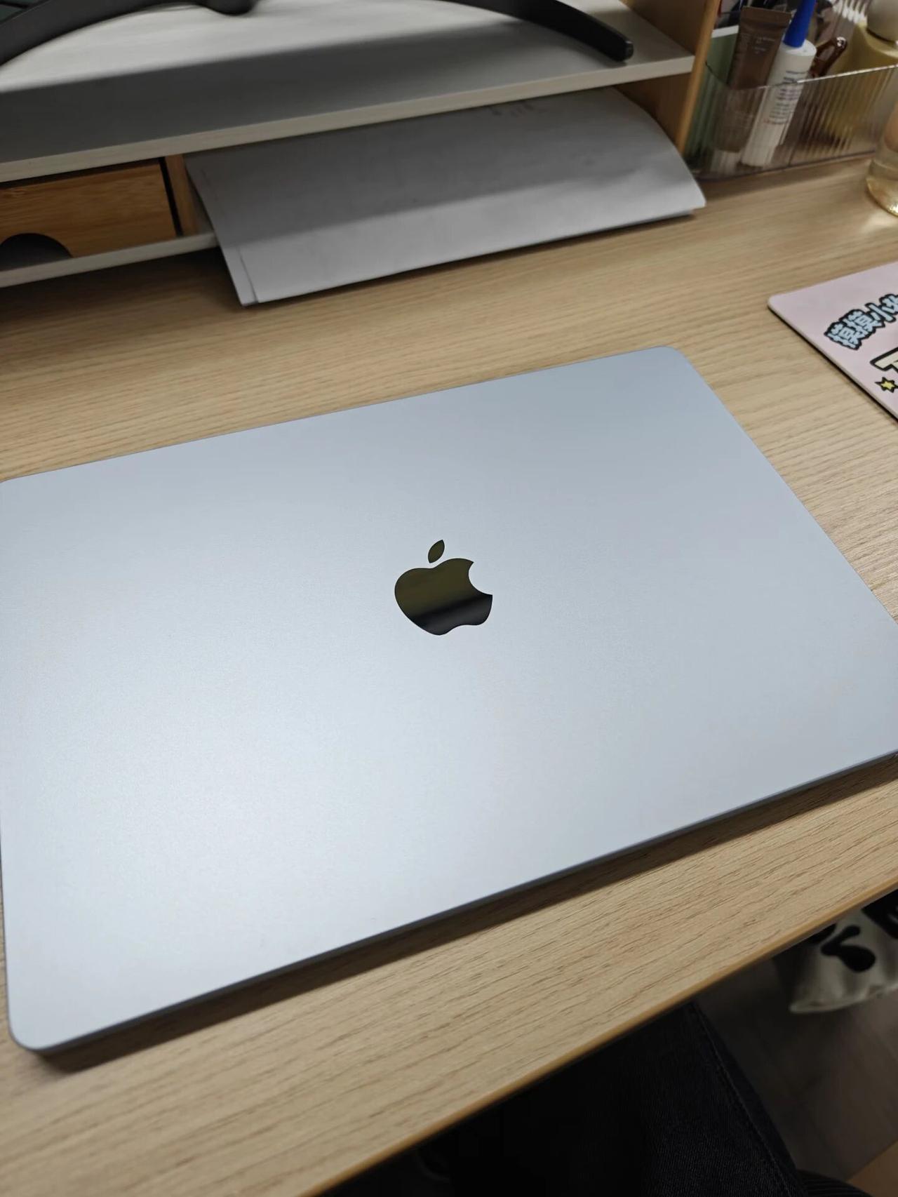 刚到的苹果笔记本，这质感和屏幕确实可以刚到的苹果笔记本，确实有一套，之前去体验过
