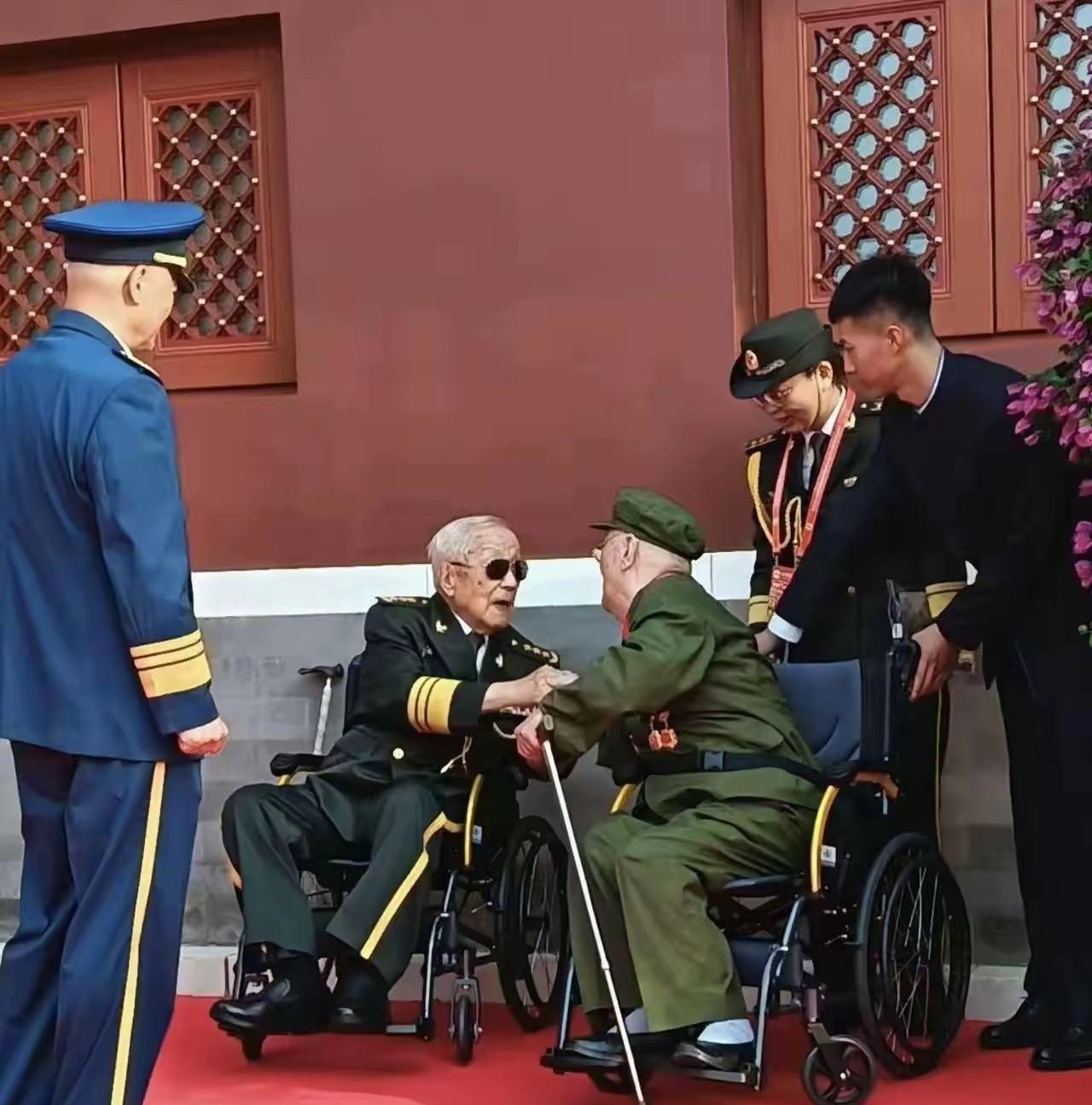 跨越世纪的握手，两位老将军将近百岁高龄，曾经让国外敌对势力胆战心惊，估计现在很少