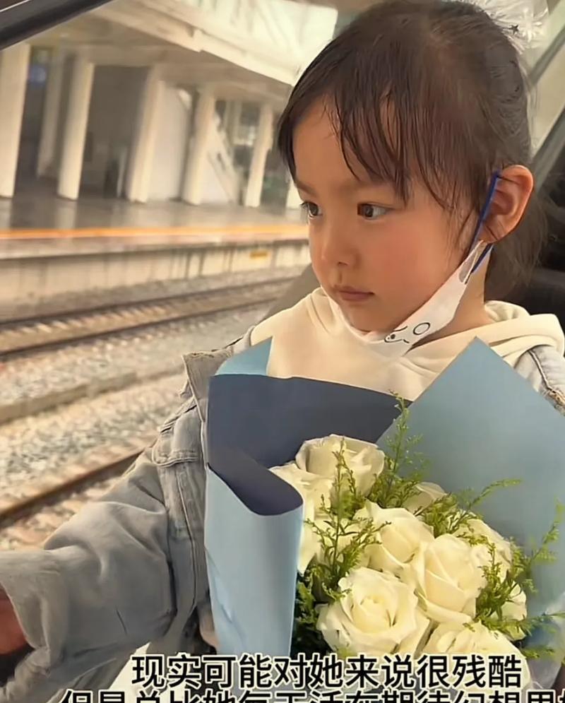 “让人泪目！”江西，一位单亲妈妈带着5岁的女儿去看她的丈夫，这5年来，孩子从未见