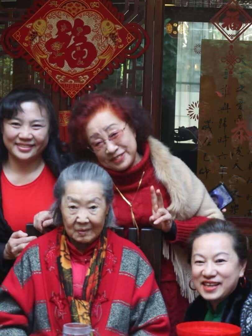 果然面相是会骗人的，郭兰英就是个例子，去年12月她过生日时，和朋友有说有笑，