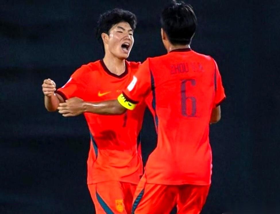 刷到国足U17这条消息，我来回看了三遍。东道主，沙特，先丢一球，结果被这帮小伙