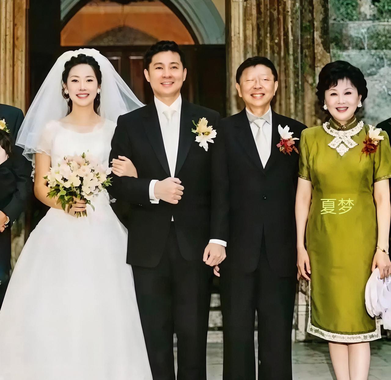 90年代，夏梦出席女儿婚礼的一张留影，她虽已花甲之年，仍然端庄大气，气韵优美