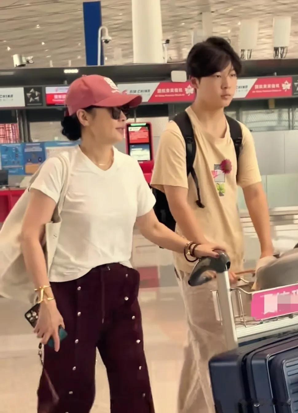 近期有网友在那英北京演唱会的观众席偶遇演员梁静与女儿管雨，母女二人同框观看演出的