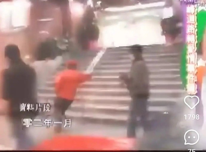 考古看到当年谢霆锋听说张柏芝车祸后飞奔进医院的背影当年他俩恋情没公开，媒体根本