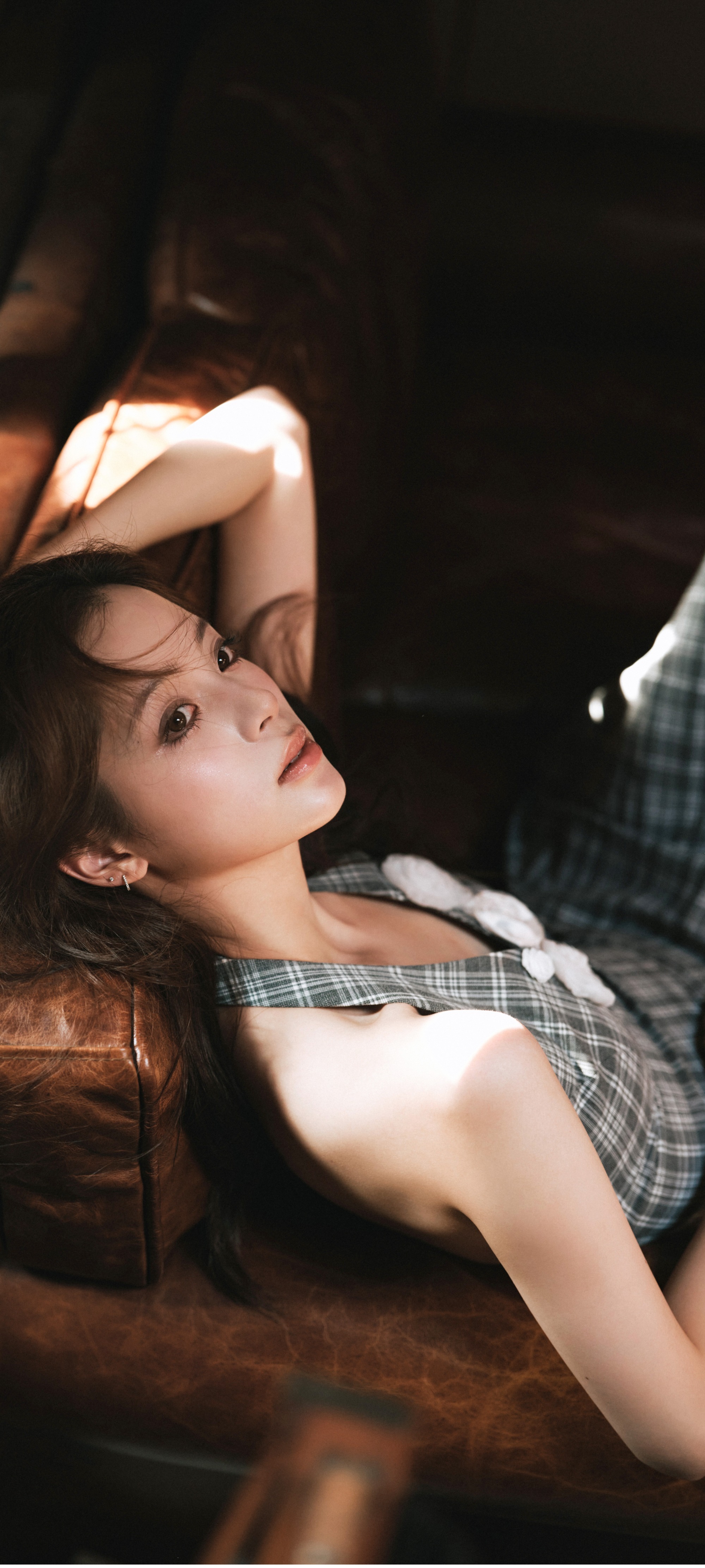 欧阳娜娜全屏手机壁纸：吊带格子裙，文艺又美丽。欧阳娜娜
