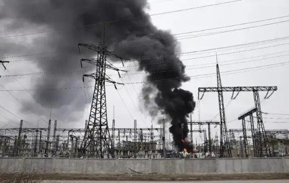 俄罗斯的打法终究还是有用的，现在留给乌克兰的只有两条路，一条是继续摸黑生活，第二