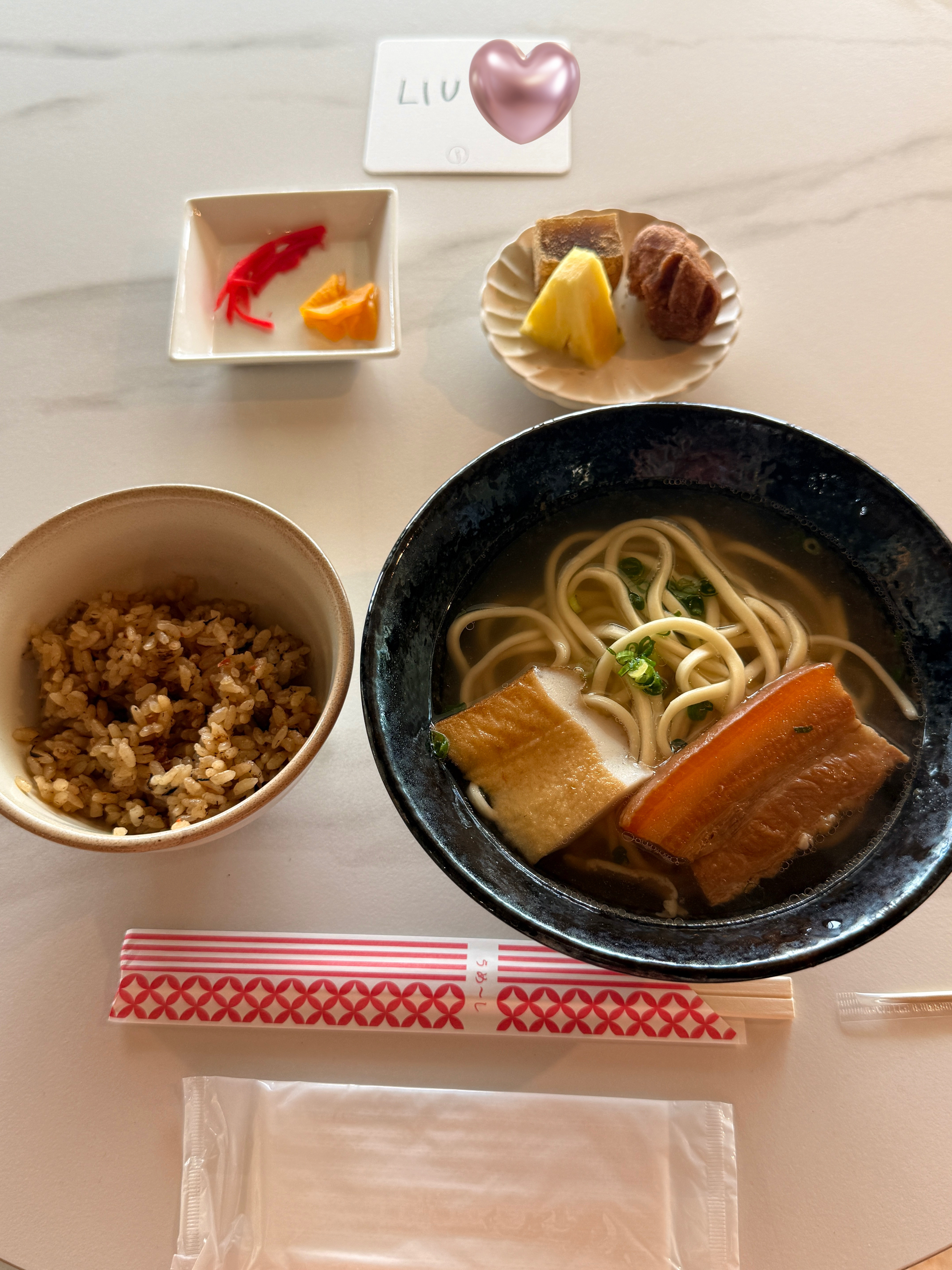 老猫的穷游记录午饭吃的一日游团餐，虽然是很很便宜的饭，但餐厅外面景色很美，还很