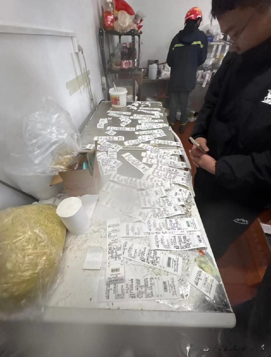 众包骑手被已出餐逼疯了！商家餐没做单要自己找，这波操作谁扛得住？众包骑