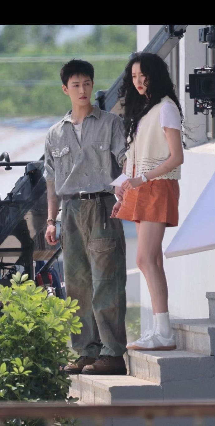 发型是剧情需要，衣服是真的丑