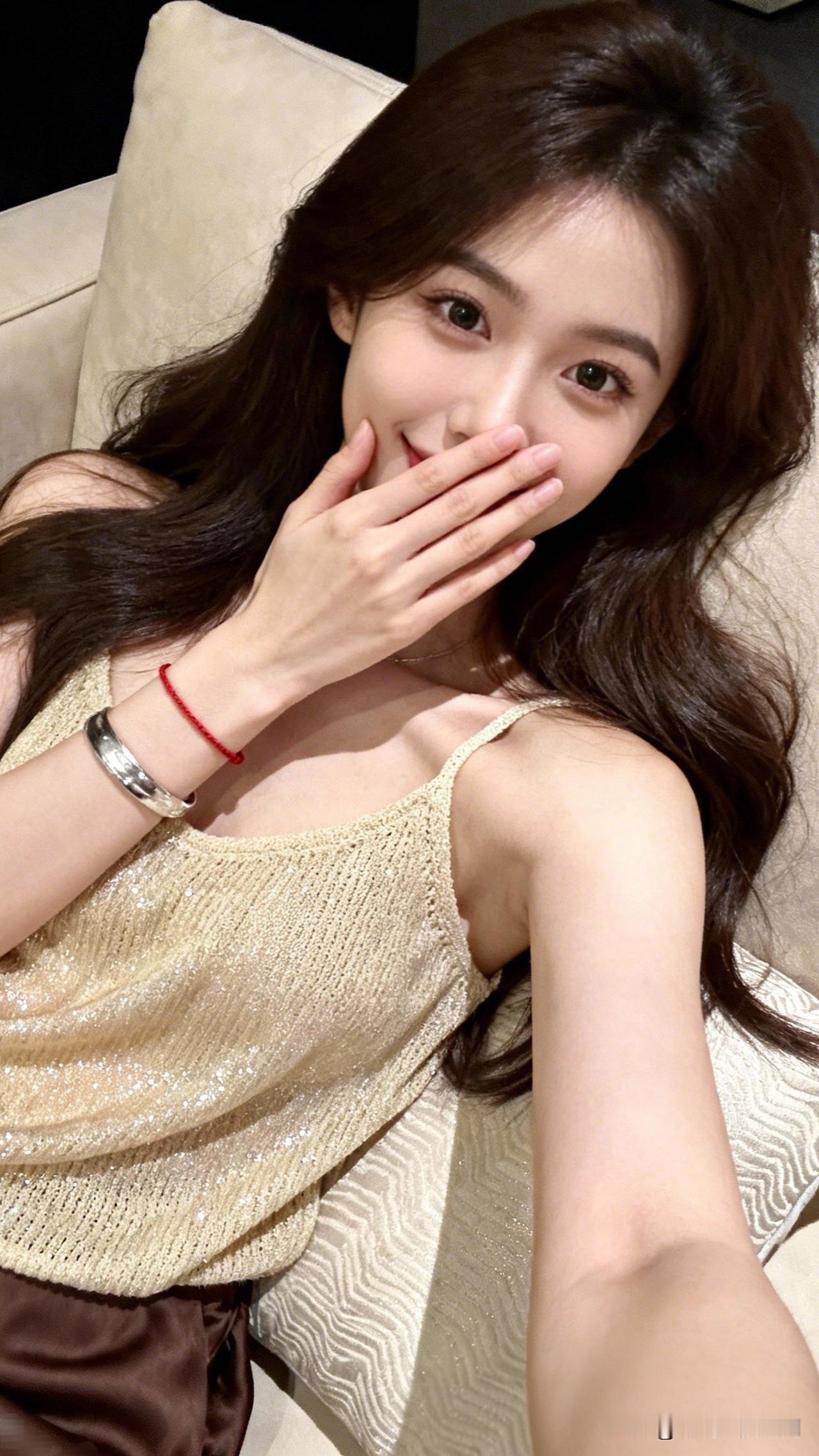 笑语盈盈暗香来，似曾相识燕归来。随手拍的最美丽的照片甜美自拍，金光闪闪的吊带衫