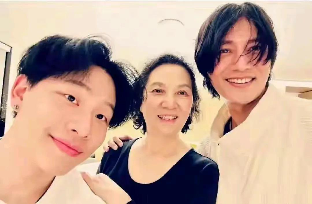 陈坤一家三代人，他长得不像妈妈，他儿子长得不像他，三人三个样。他儿子一看就有个性