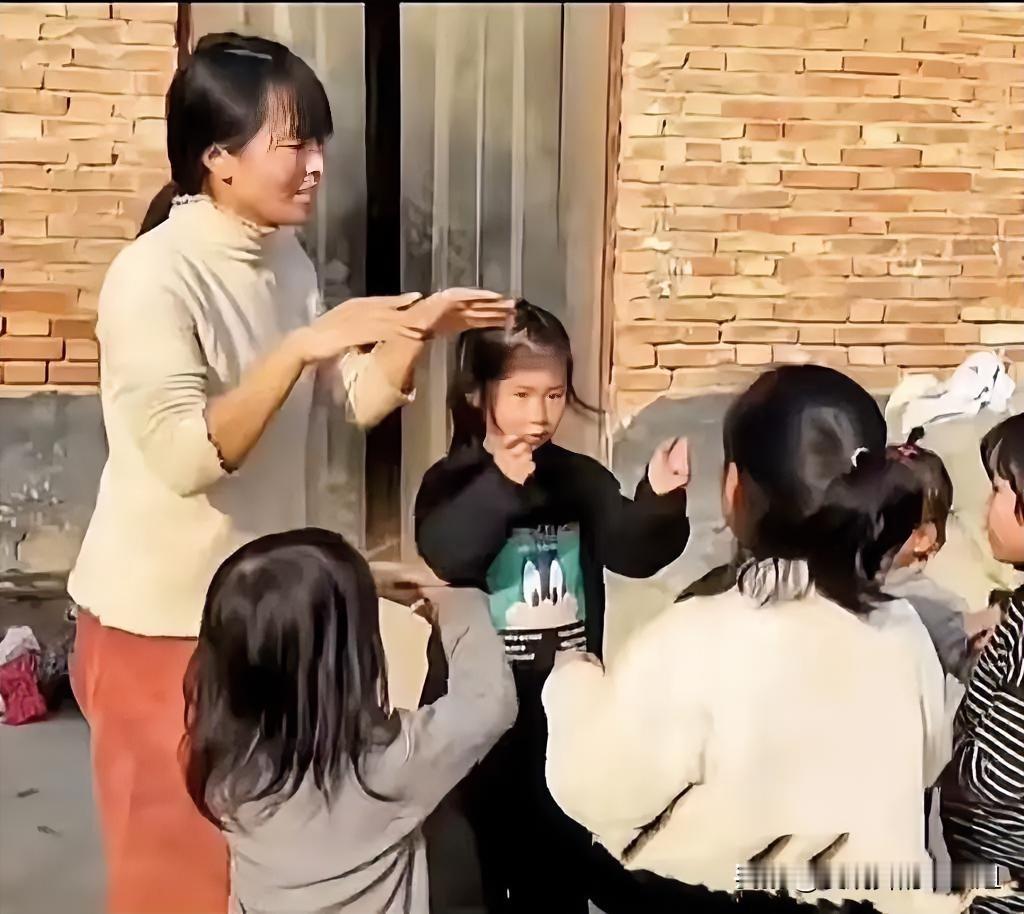 河南商丘，90后女子22岁嫁人，生下2个孩子。大伯哥因故不幸离世，大嫂竟然狠心丢