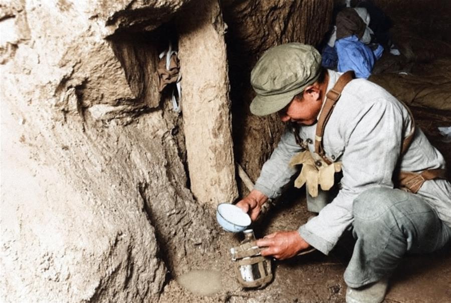 1952年，上甘岭战役期间，美军对志愿军阵地实施了密集轰炸与封锁，坑道内的志愿军